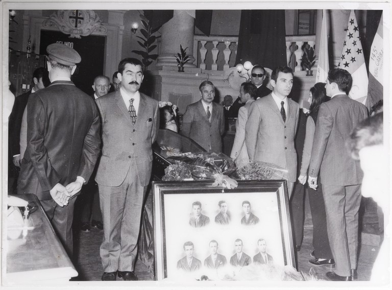 Gattatico-Reggio Emilia, 27-30 marzo 1970, Funerali di Alcide Cervi, camera ardente di Alcide nella Sala del Tricolore di Reggio Emilia, picchetto d'onore